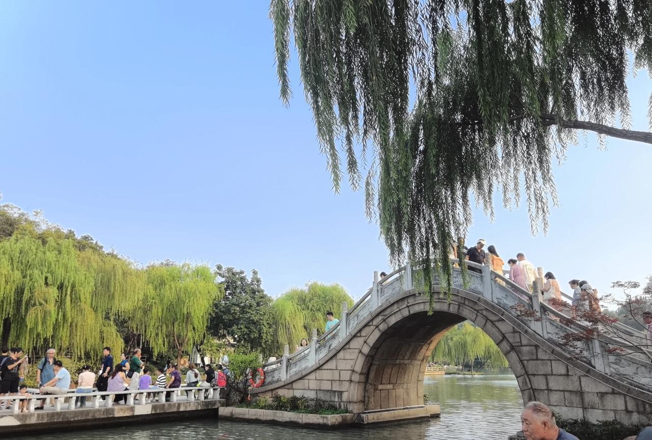 “旅游真正的目的，是放下别人，放松自巳，做一个简单，快乐，单纯的自由人，才是旅游