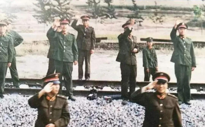 1982年，在军科院待了17年的李际均回到部队任师长，同年他在十二大上以师长的身