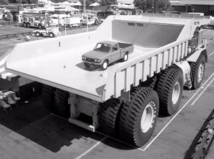 1974年通用汽车公司生产了全世界最大的卡车，命名为“泰坦”，载重量350吨。车