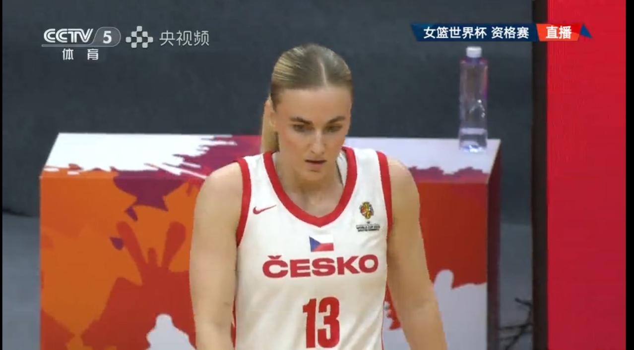 捷克女篮队员一脸沮丧！中国女篮84：74战胜捷克队，提前晋级世界杯！而捷克队之