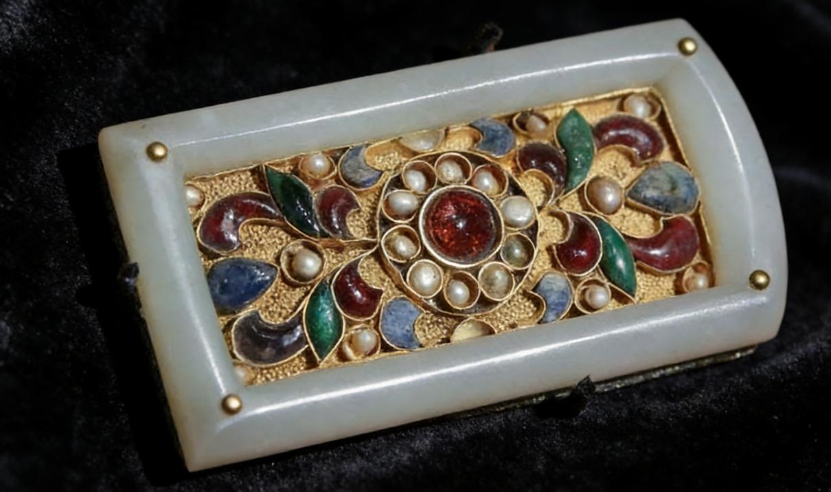 1991年，陕西一座唐墓出土两件“国宝”：一条金镶玉腰带、一把环首唐刀！墓主人与