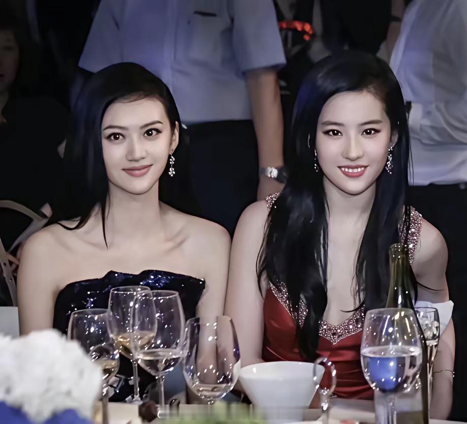 原来景甜这么漂亮，认真一看，比刘亦菲还要有气质。她真的美的很有特色和气质，瓜子脸