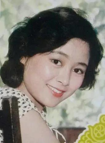 年轻时的张瑜有多漂亮?年轻时的张瑜清纯秀气，20多岁的她，是80年代纯天然无滤