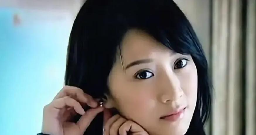 她穿得比路人还路人，却让全网男人心跳漏一拍2009年海藻一件松垮外套罩住瘦