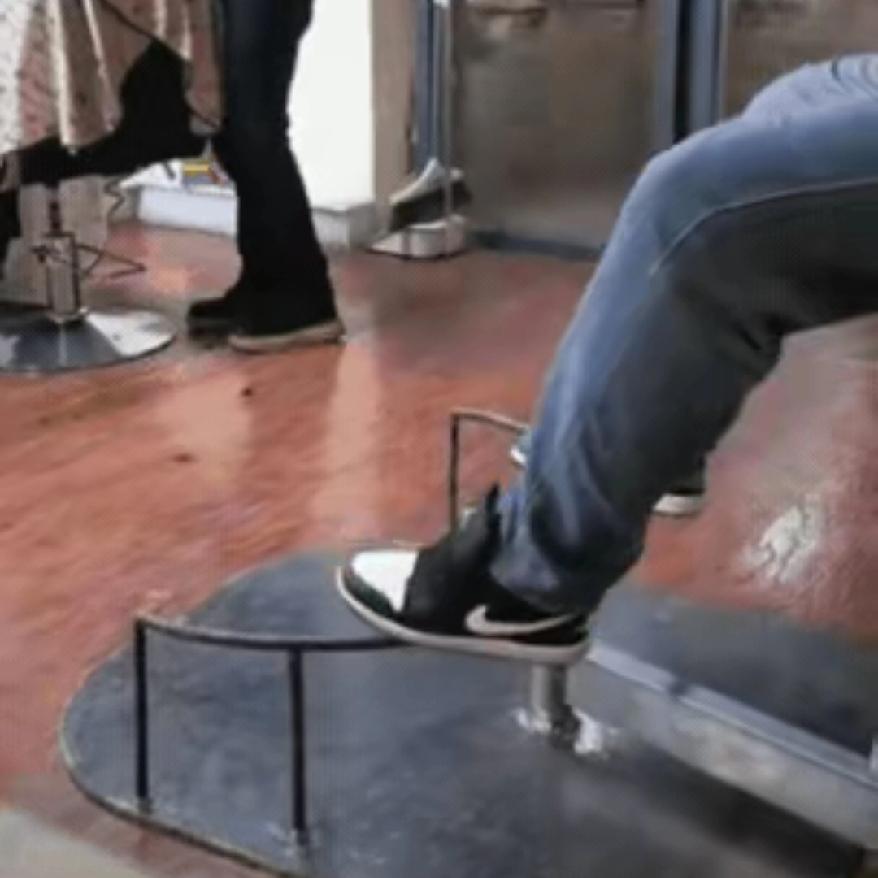 要不申请个专利吧。理发师自制理发工具火了！踩脚凳解决腿疼难题，民间智慧才是真