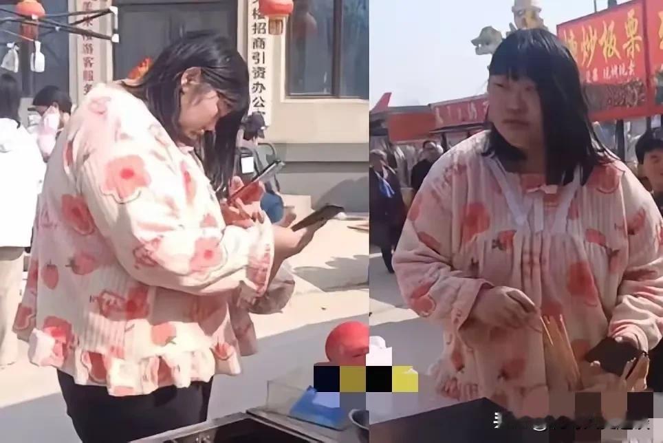 大衣哥女儿出门购物被围观拍照，雪梅直接开怼。朱雪梅出去买东西，结果被几个人围观，