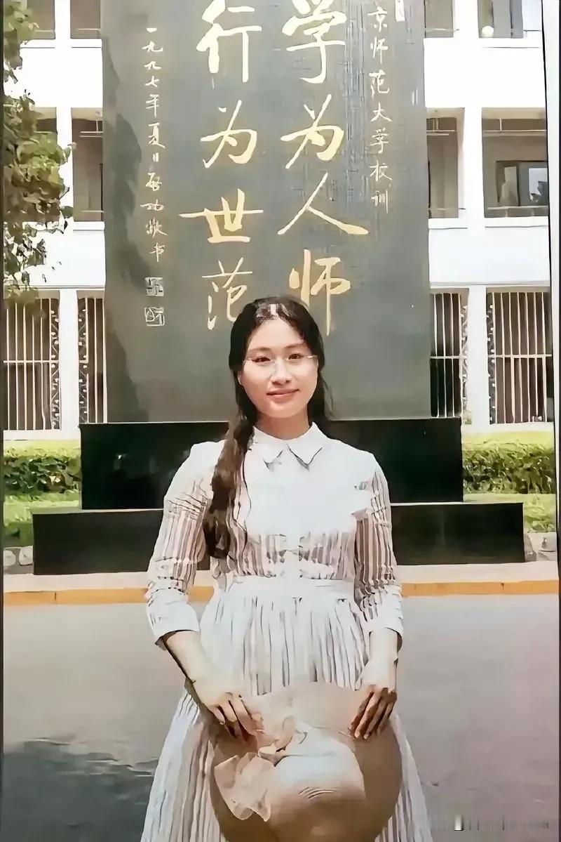 33岁，清华硕士，驻村干部，孩子不到一岁。这几个词搁一块儿，像石头砸胸口。​她