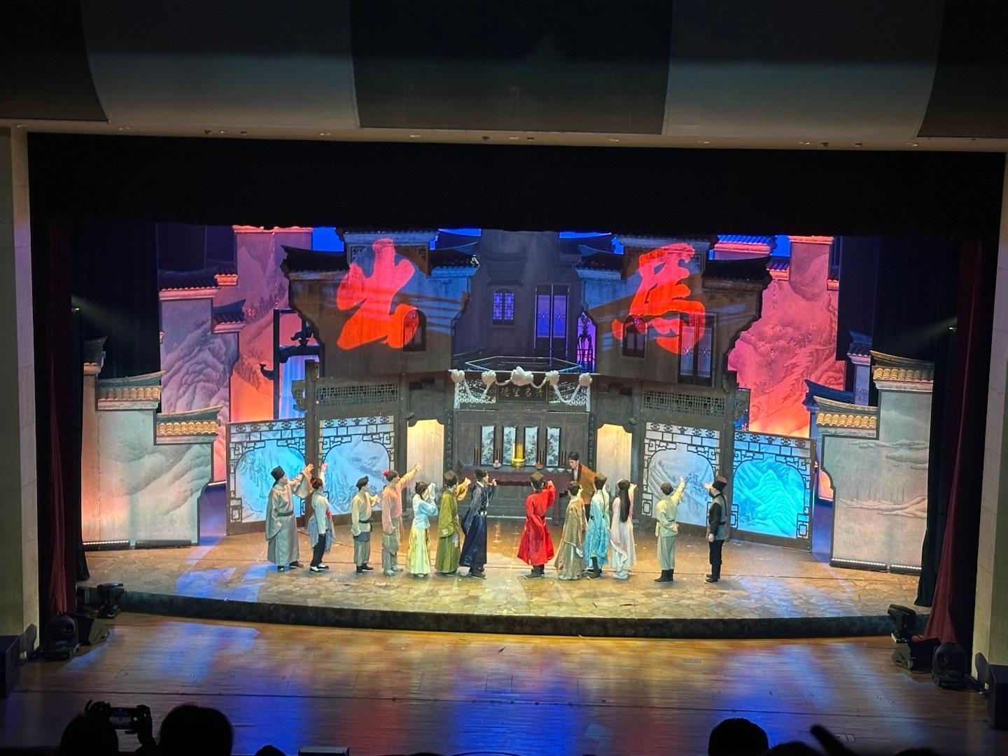 替人说鬼话，替鬼说人话。