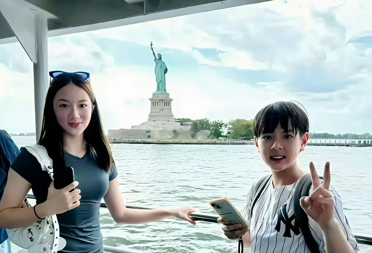 吴尊女儿14岁竟然发育的这么快，已经长成一枚大美女了，看起来像爸爸还是像妈妈多一