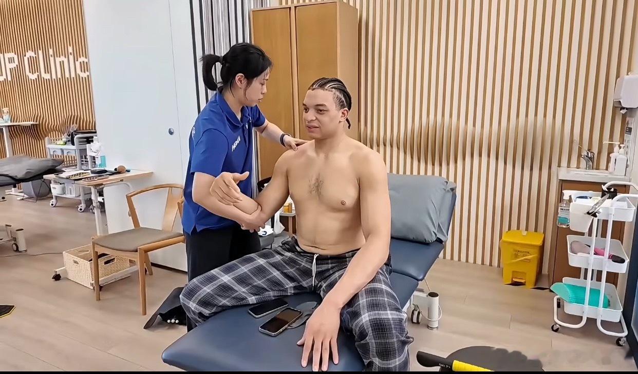 白边仍然没有出现在上海队的踩场训练当中，而洛夫顿也在抓紧一切时间治疗自己的肩膀伤