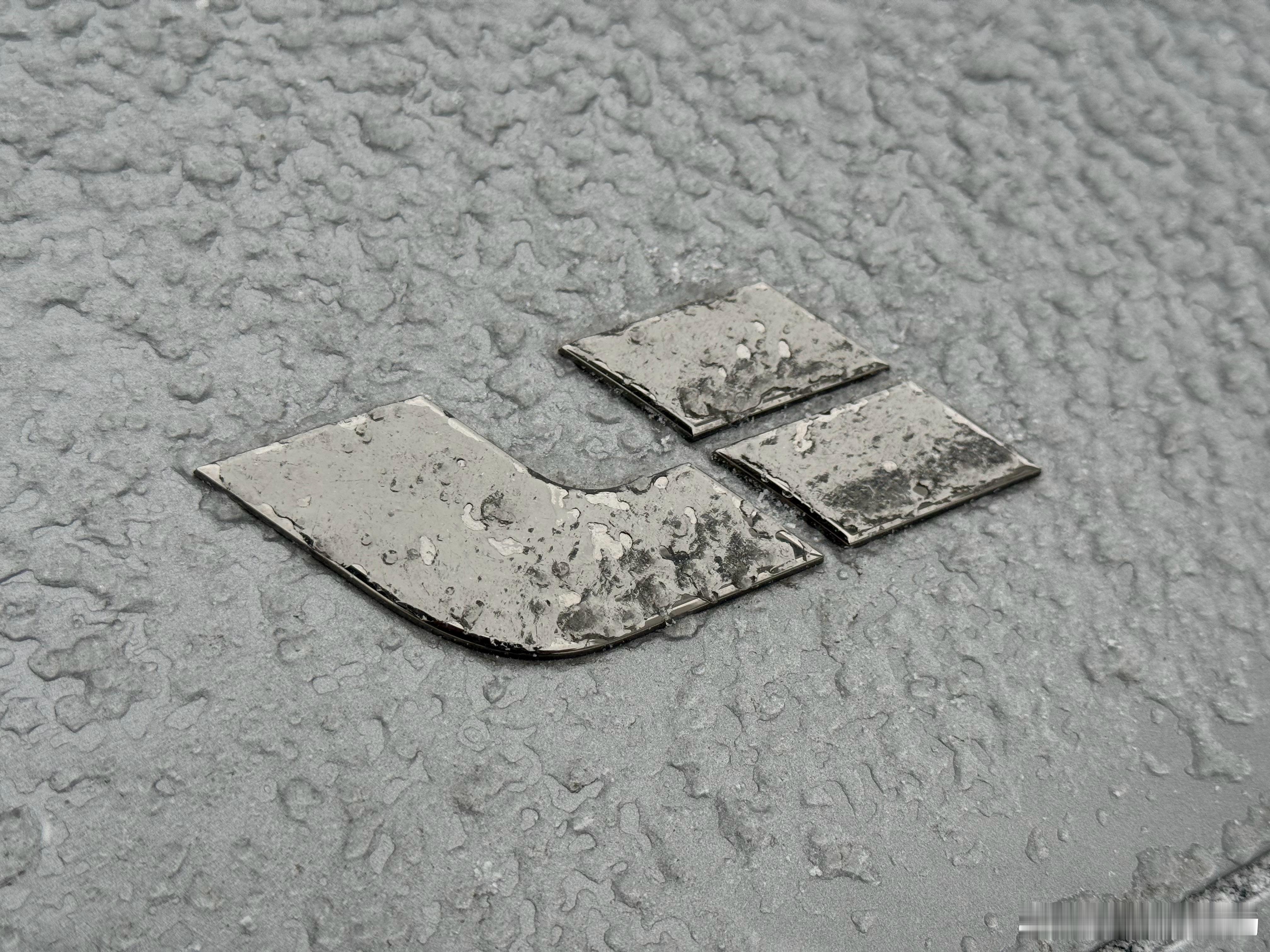 冻Li！今天的雪有多大，天有多冷！中午的时候，车门、车玻璃、机盖、logo都冻成