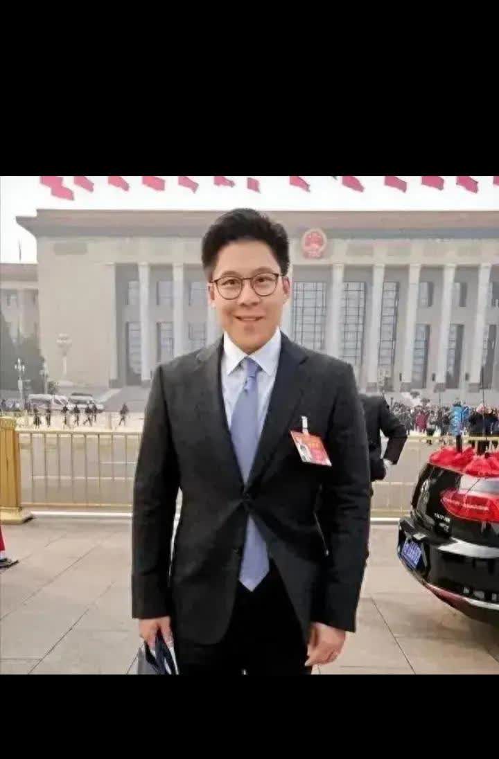 未来港首可能是霍启刚了。霍启刚是霍英东的长孙，是霍震霆的儿子。霍启刚以前也是