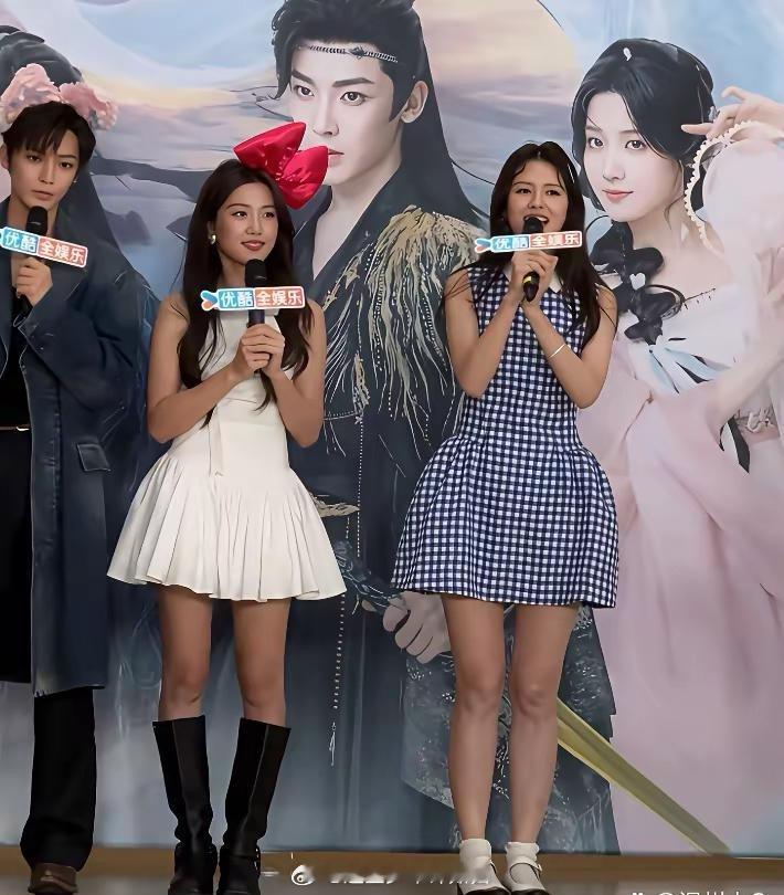 卢昱晓的腿形还没有旁边的女孩好看，有点O字腿，以后还是少穿短裙