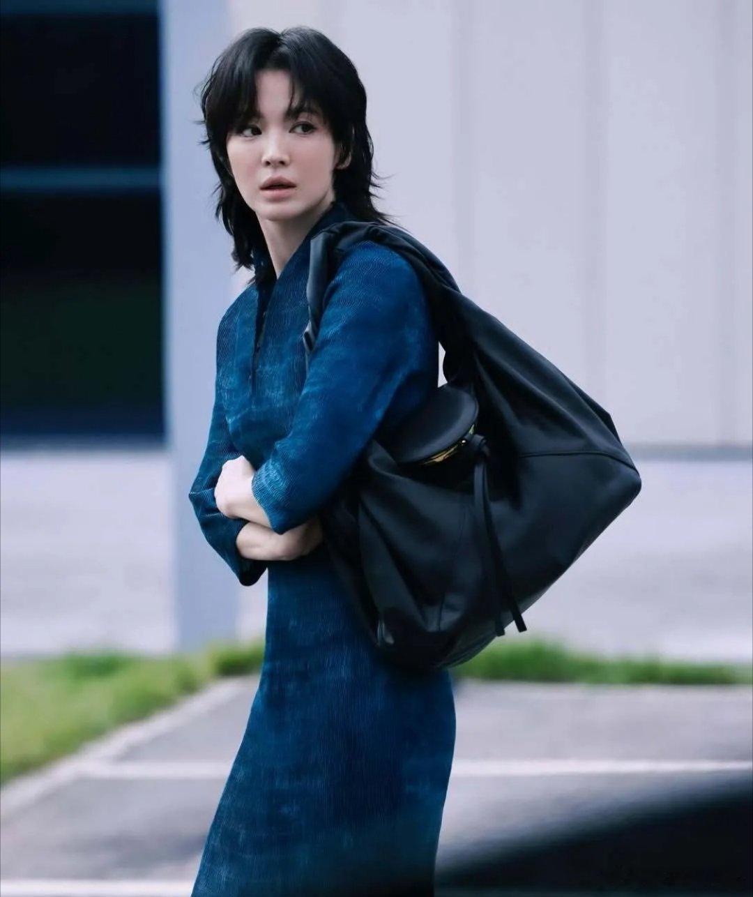 哇哦！宋慧乔换上了名为“狼尾剪”的新发型拍摄最新大片。刚一瞧，那瞬间，我竟恍惚觉