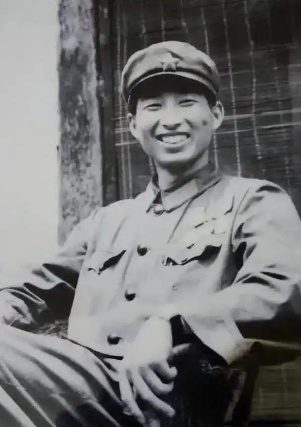 1979年对越自卫反击战，两名团机关干部带14人擅离部队，23岁代理排长闵中友挺