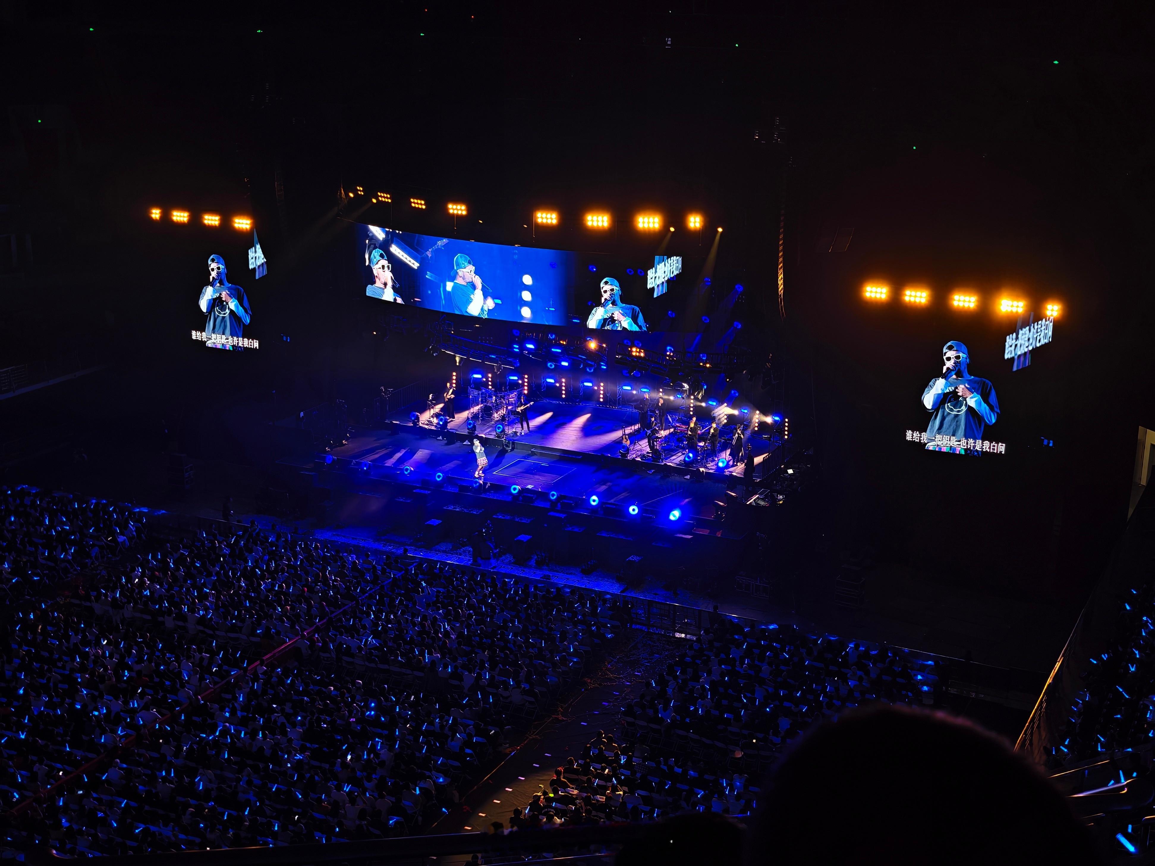 张震岳武汉演唱会山顶最后一排vivoX300Pro和荣耀Magic8Pro