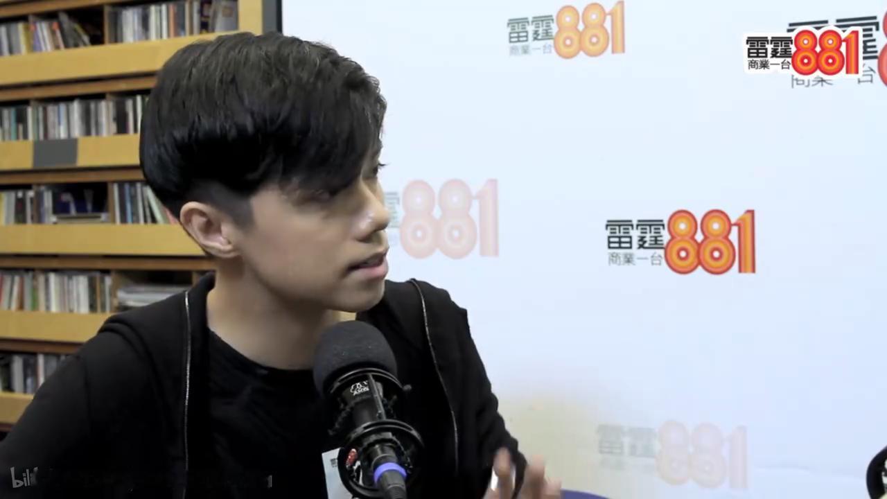 张敬轩2015年接受香港商台访问时，曾表示他签约了英皇之后，为了帮助他的英皇老板