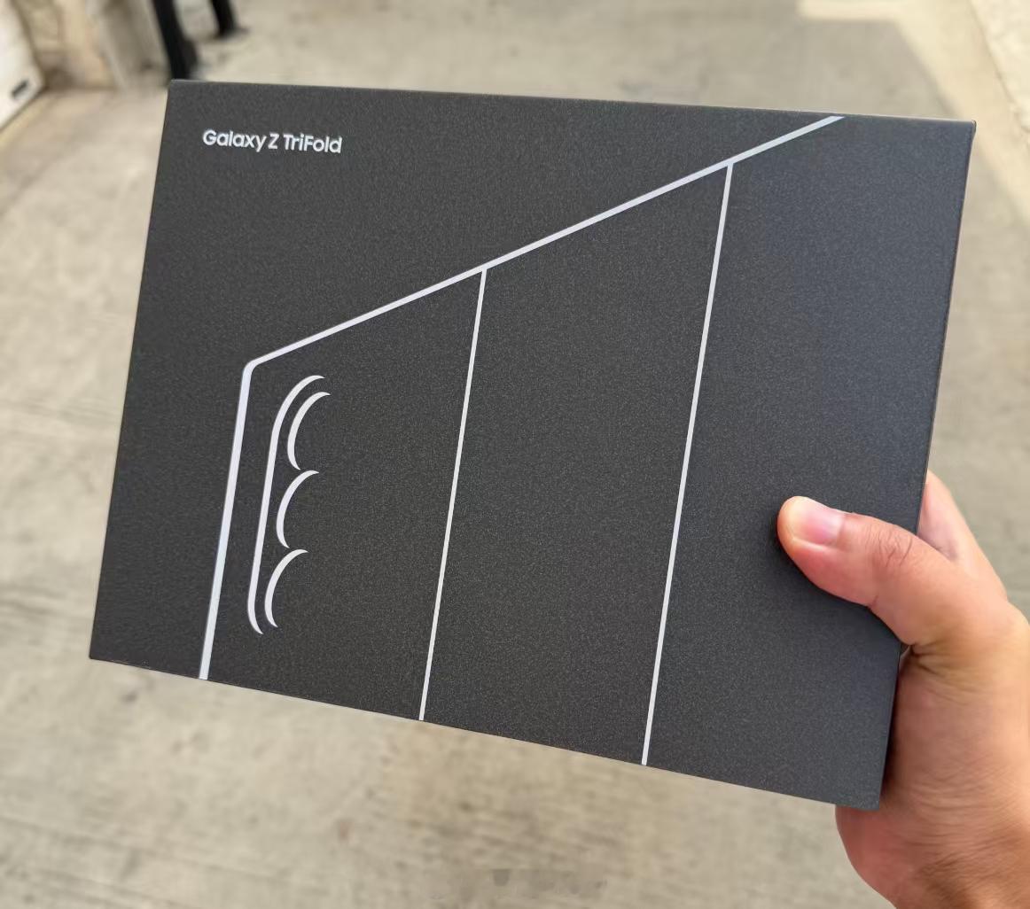 刷到三星新出的三折叠手机GalaxyZTriFold，心情有点复杂。这东西