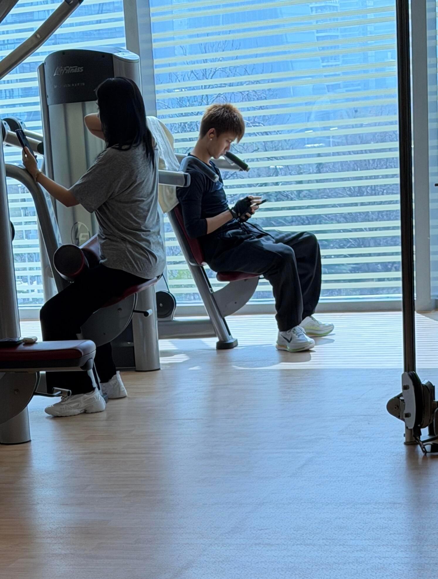 网友青岛健身房偶遇任嘉伦论演员的职业素养：保持好身材❗️