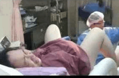 顺产7斤女宝, 把孩子交给他, 看了一眼孩子老公说不要