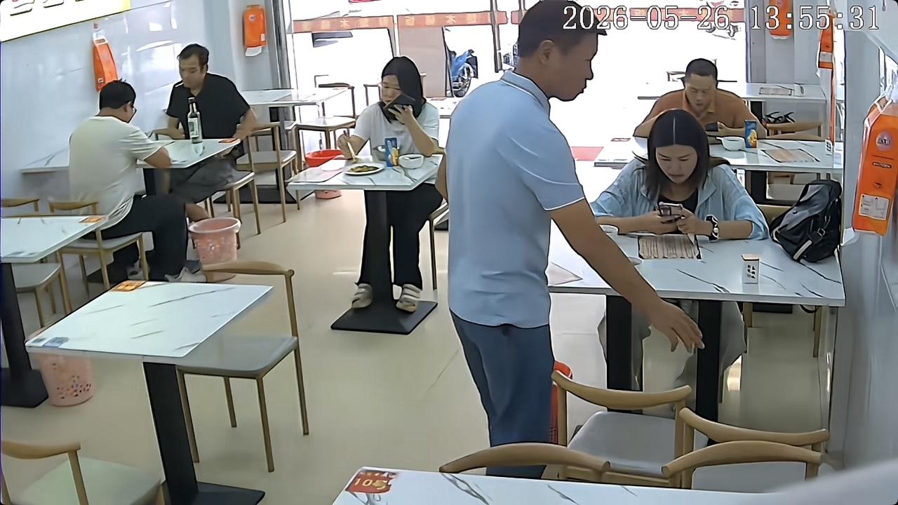 5月26日广东，一女子在一家餐馆内吃饭，之后来了两位大哥也进店吃饭，两位大哥入座