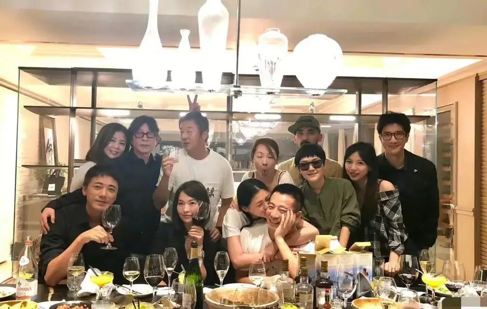 刷前夫的卡，养现在的老公？全网都在骂她蠢。但法院文件显示，汪小菲最近申请修