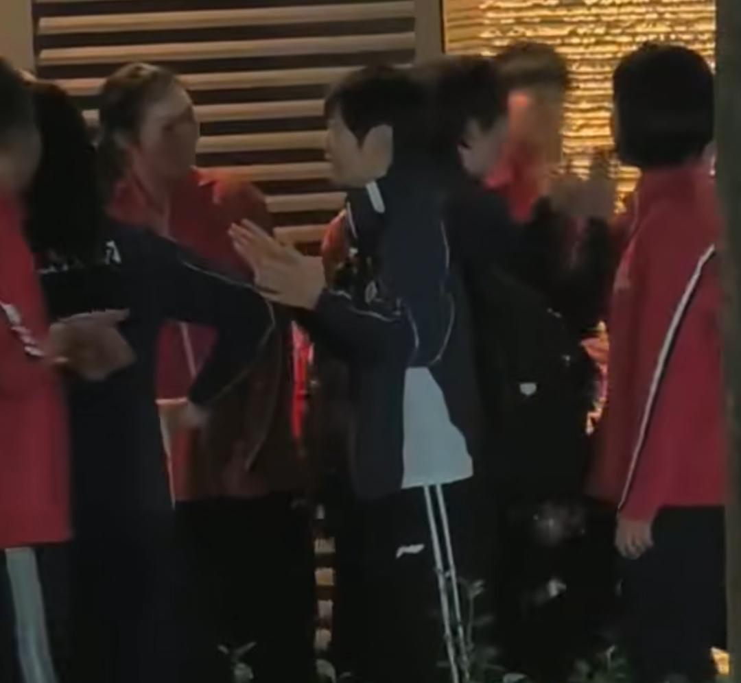 曼昱拿到女单奖杯后走出赛场，一群国乒小妹妹都在等她，都在祝贺她，眼里都是对曼昱的