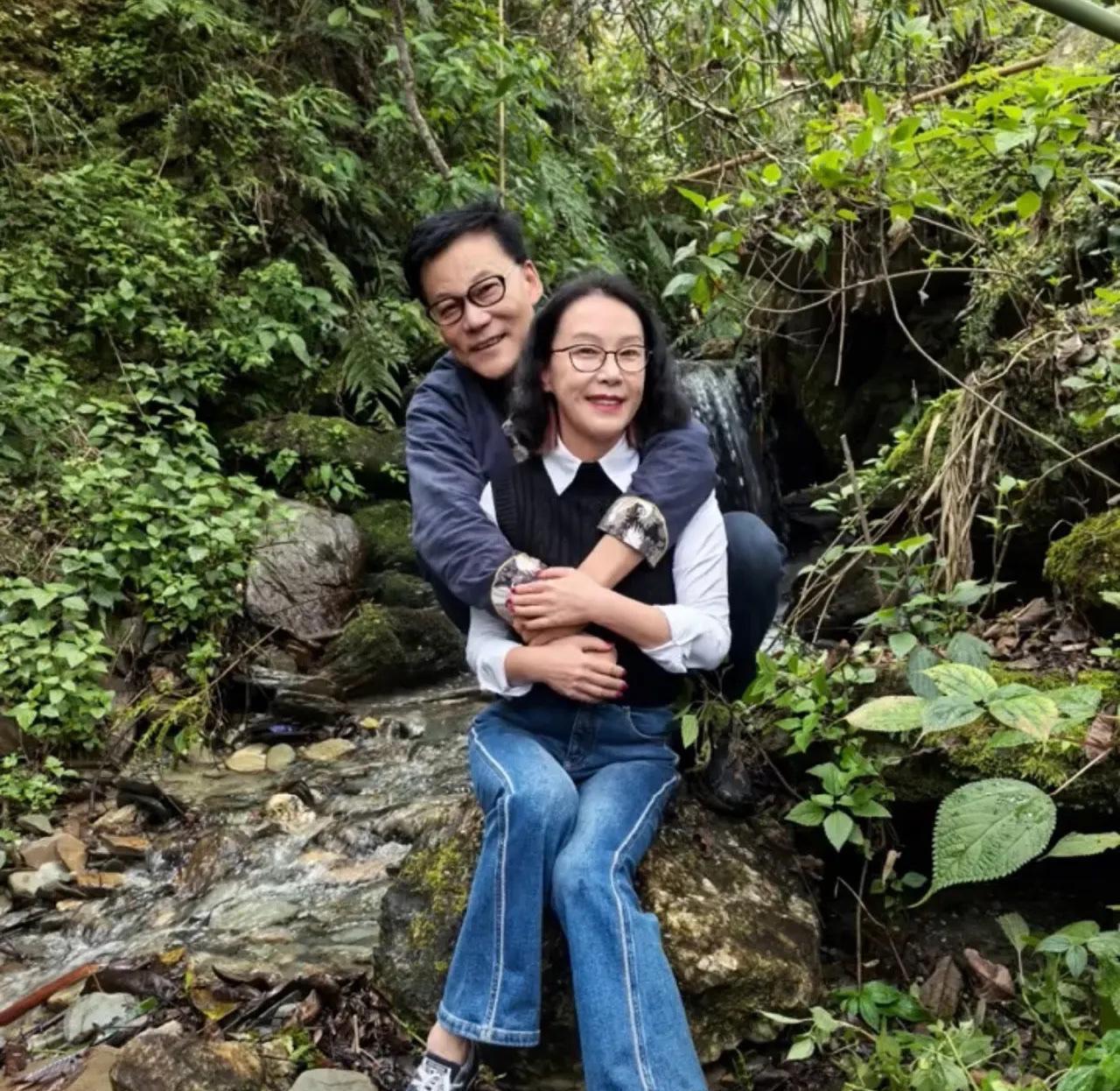 七夕佳节，张丹红晒出大量与李国庆的甜蜜合照，庆祝新婚后的首个情人节。旅途中，李国