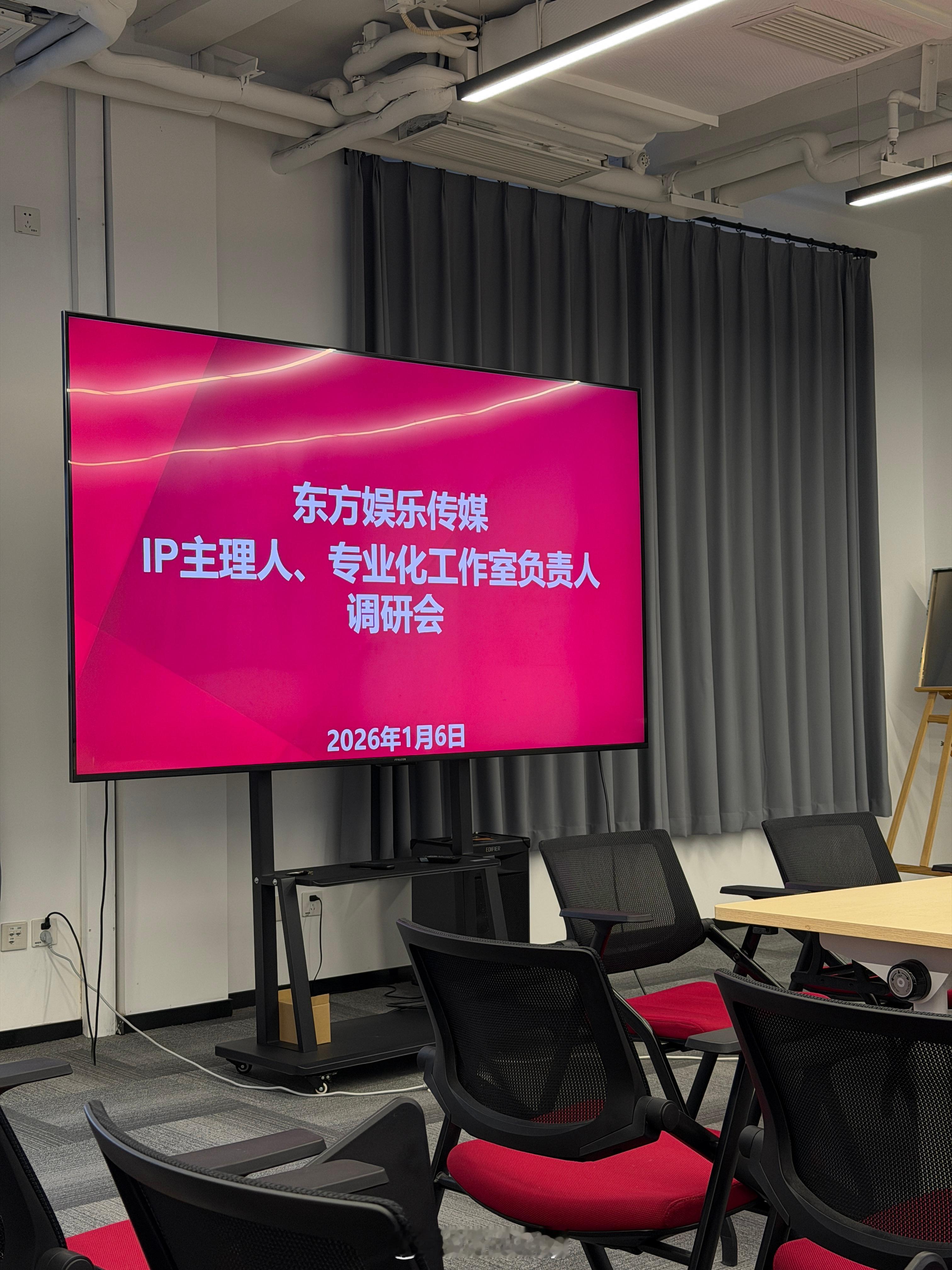 每次练完腿上滚轴都觉得很痛然后我就会允许自己在疼痛感最强烈的地方静止一会儿