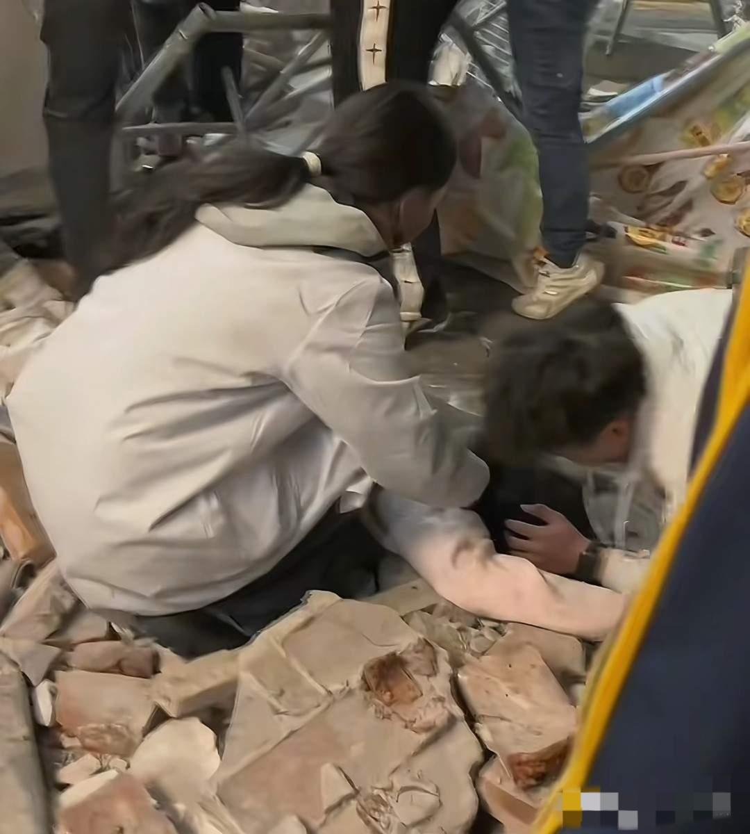 长沙这一次坍塌事件中，最惨的就是这个男生，估计一辈子都走不出来！[哭哭]看