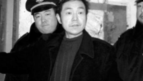 1998年冬，西安17岁高二学生高明被霸凌致死。其父高德隆无法接受丧子之痛，出家