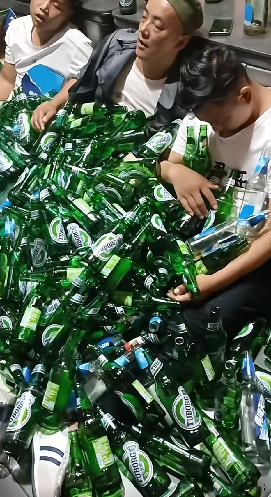 这是让啤酒箱子砸晕的吧[笑着哭]