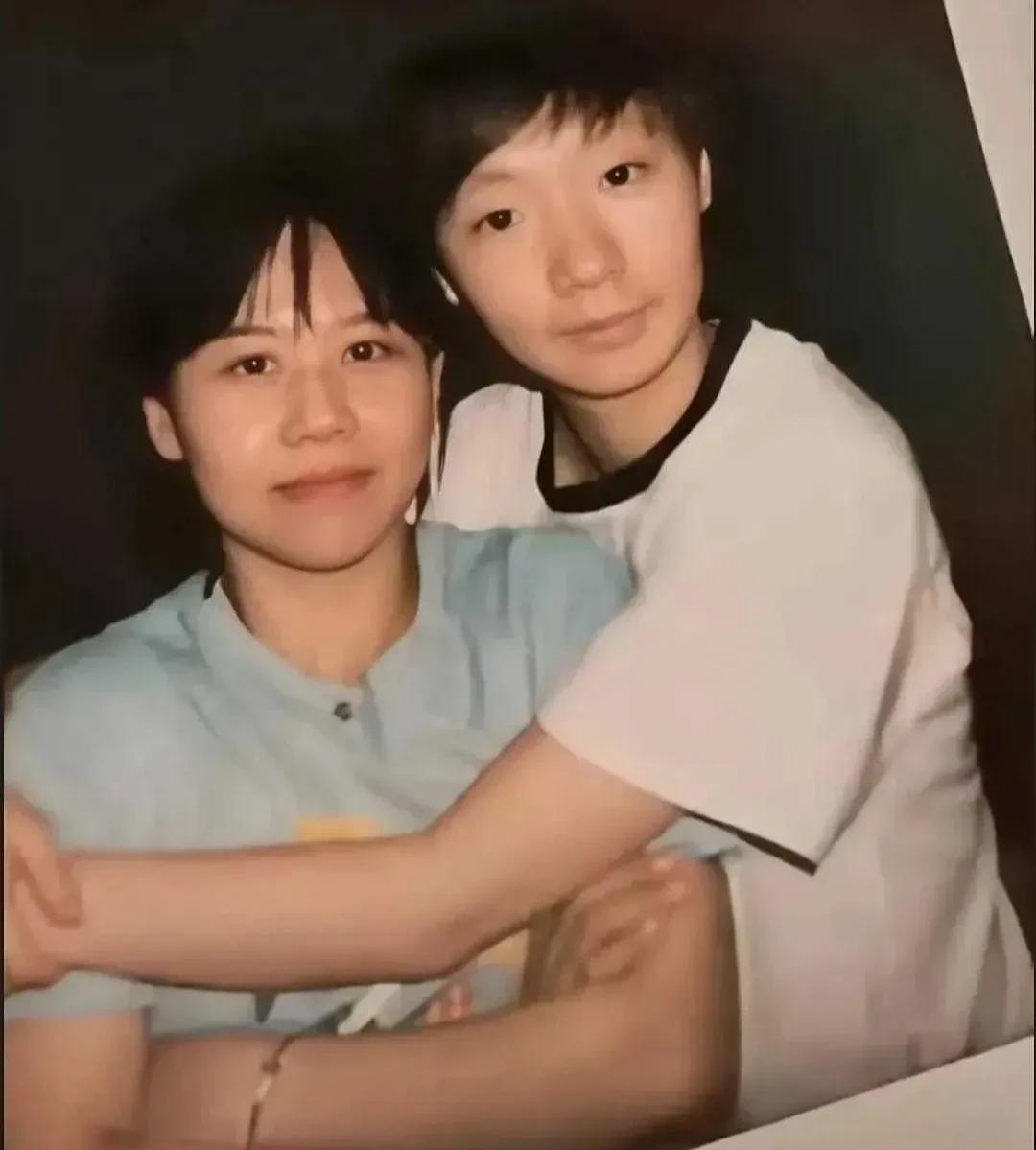 看看王曼昱在乒乓圈内最要好的六位小姐妹都有谁。首先是曼昱在鲁能俱乐部的三个小姐