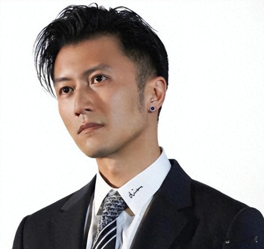 谢霆锋45岁了，央视最近两次点名他，不是因为恋情或热搜，而是夸他拍戏认真、做事实