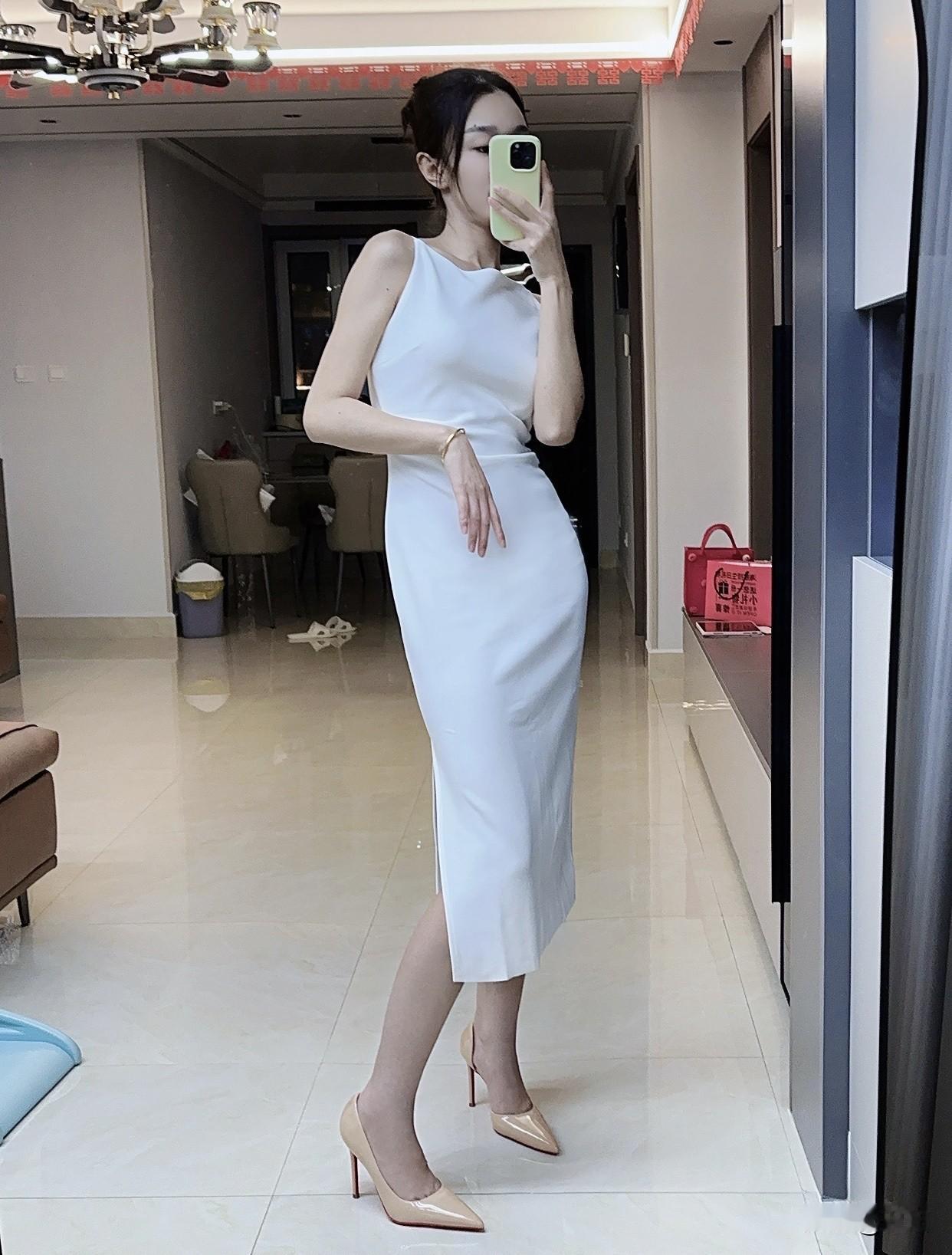 怎么穿搭会让人比较显温柔白色连衣裙的温柔谁能懂？白色连衣裙简直是温柔氛围感的“神