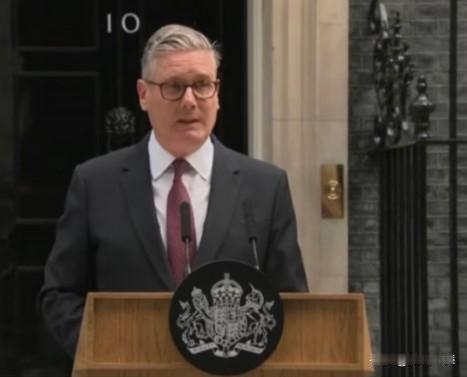 斯塔默主动辞掉英国首相，看着像是下台了，其实他算得上是稳赚不亏，各方面收获都不少