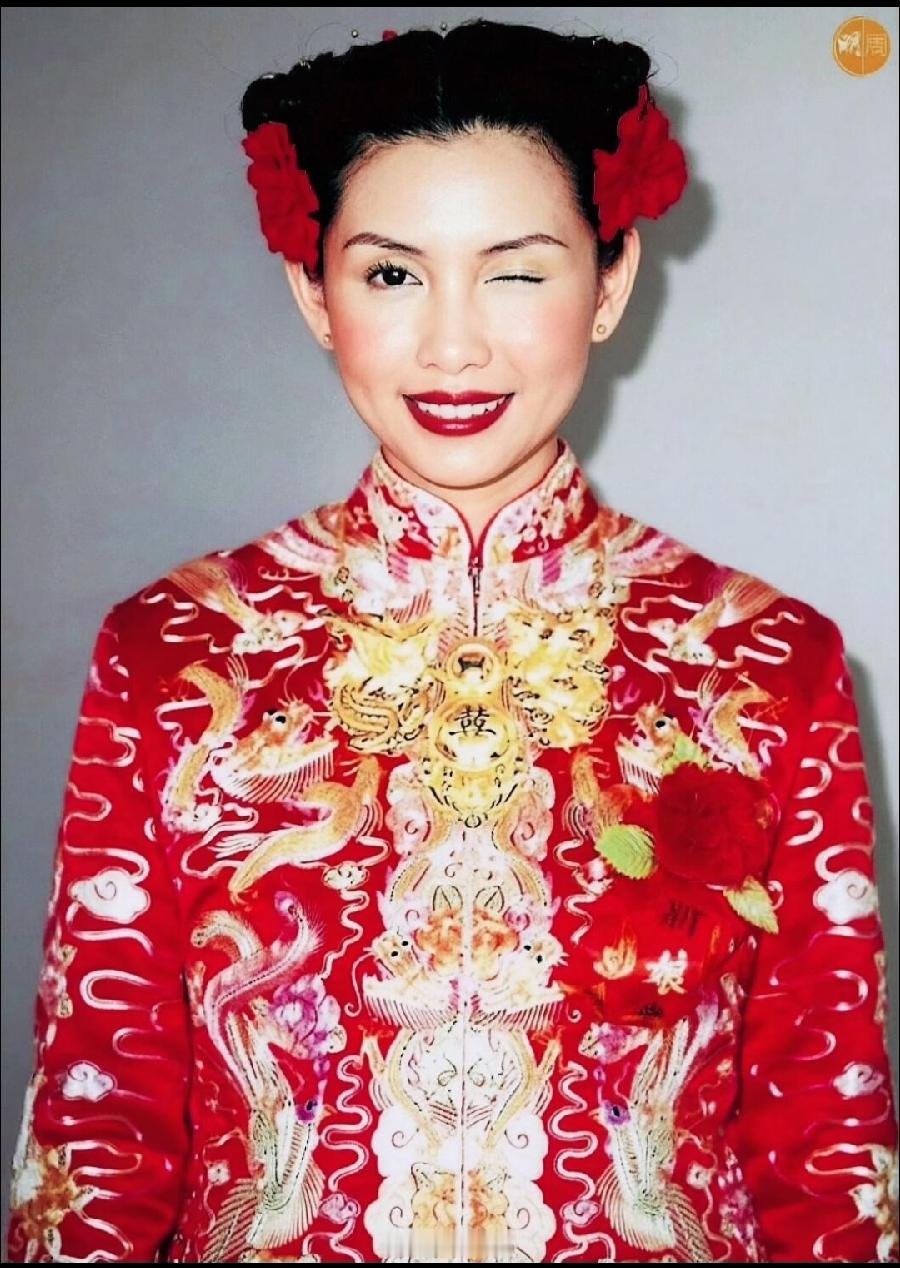 现在看女神邱淑贞当年的婚纱照，一点也不拉垮呢，俏皮又高级，真的太美了，新郎