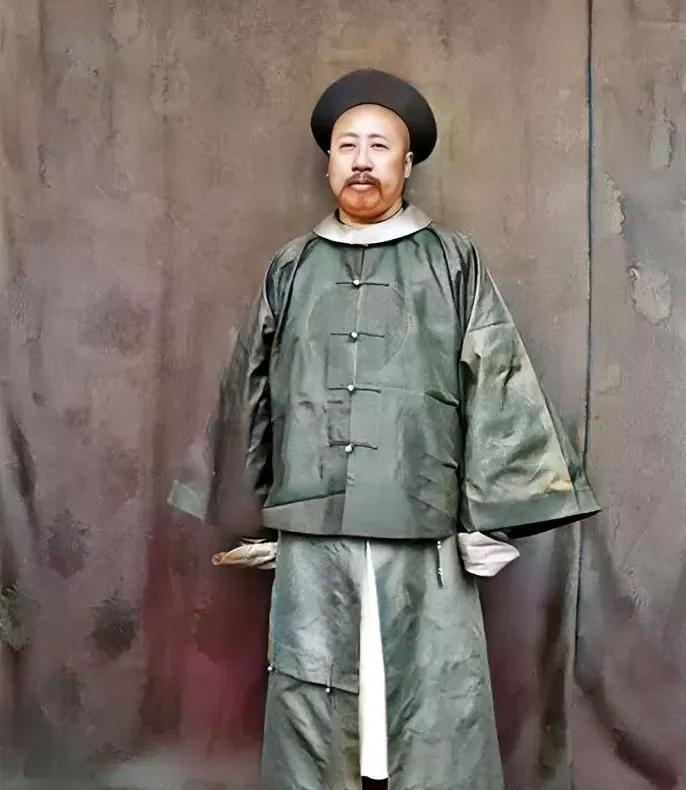这位传有一米八八的武将天生神力，喜好习武。他就是草莽武夫蜕变为封疆大吏的张曜。1
