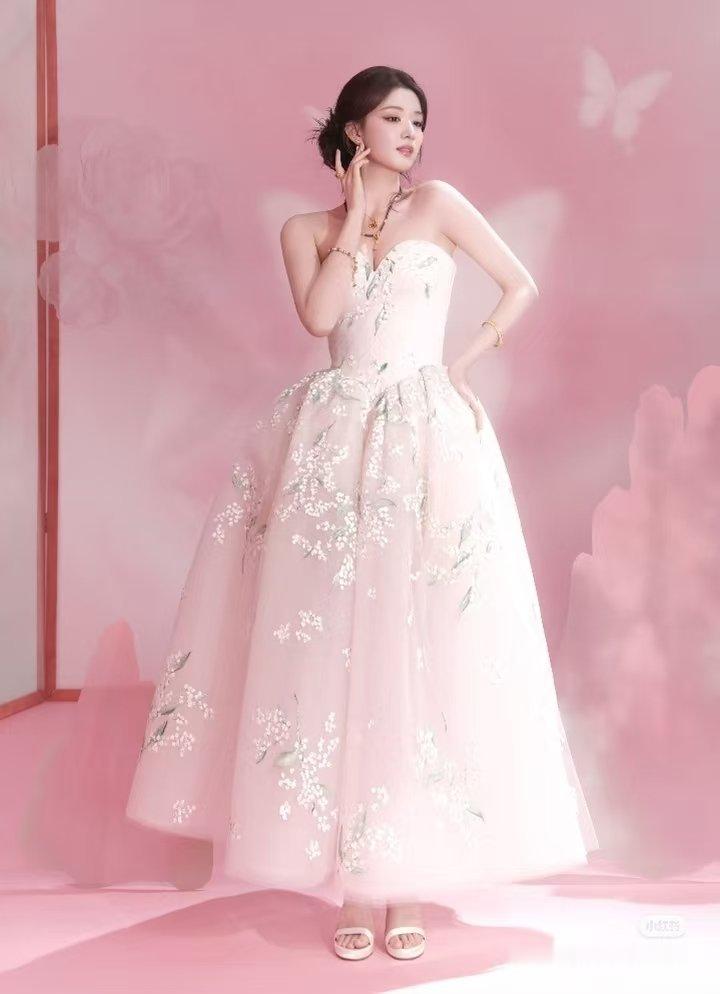 王楚然穿旗袍越素越美素色旗袍勾勒出温婉气质，没有繁复装饰反而更显清丽，眉眼间的