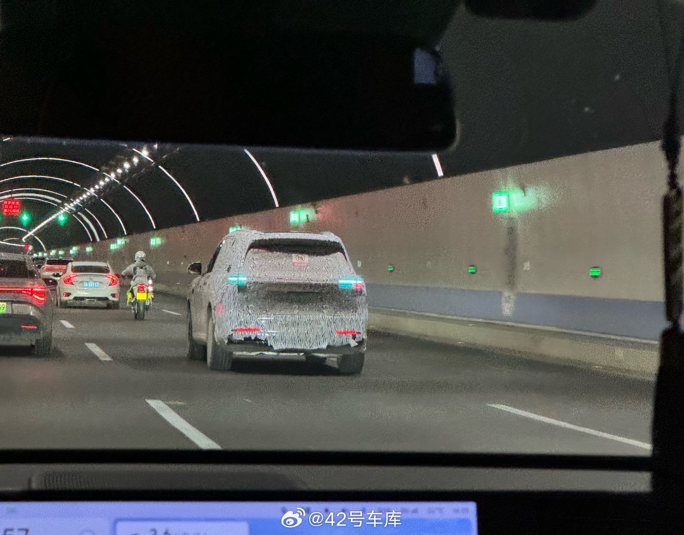 路遇开着小蓝灯的伪装车，有朋友猜到是哪辆了吗？42how