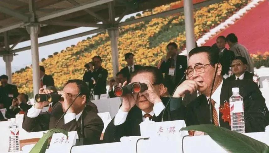 1997年11月8日11时20分，李鹏登上坛子岭，鸟瞰三峡全景。最高领导人亲临现