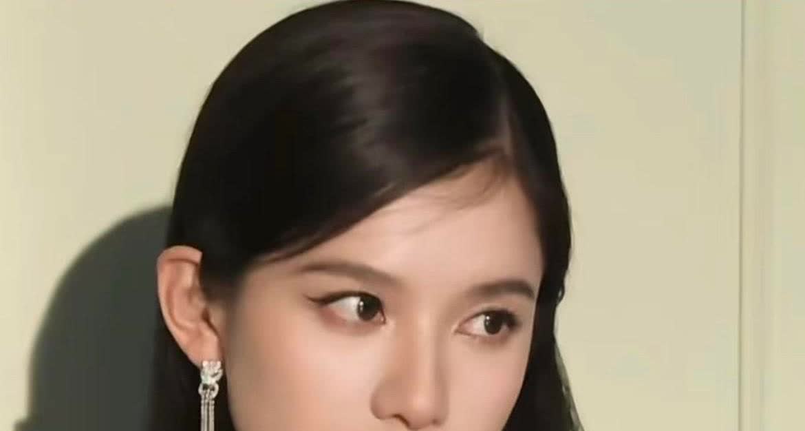 我发现，除了演戏这条路之外，张婧仪可能更加适合另外一种职业。在一