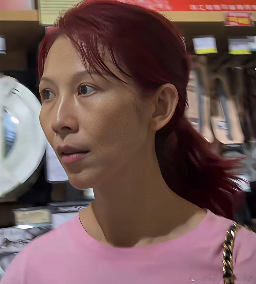 人老了还是得胖一点才好看！51岁蔡少芬逛街，瘦成竹竿身材，脸上挂不住肉，法令纹特