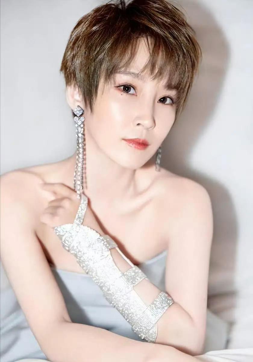 今年中秋晚会只换了一个主持人就是谢娜换成了谢楠，原因很简单这一次中秋晚会