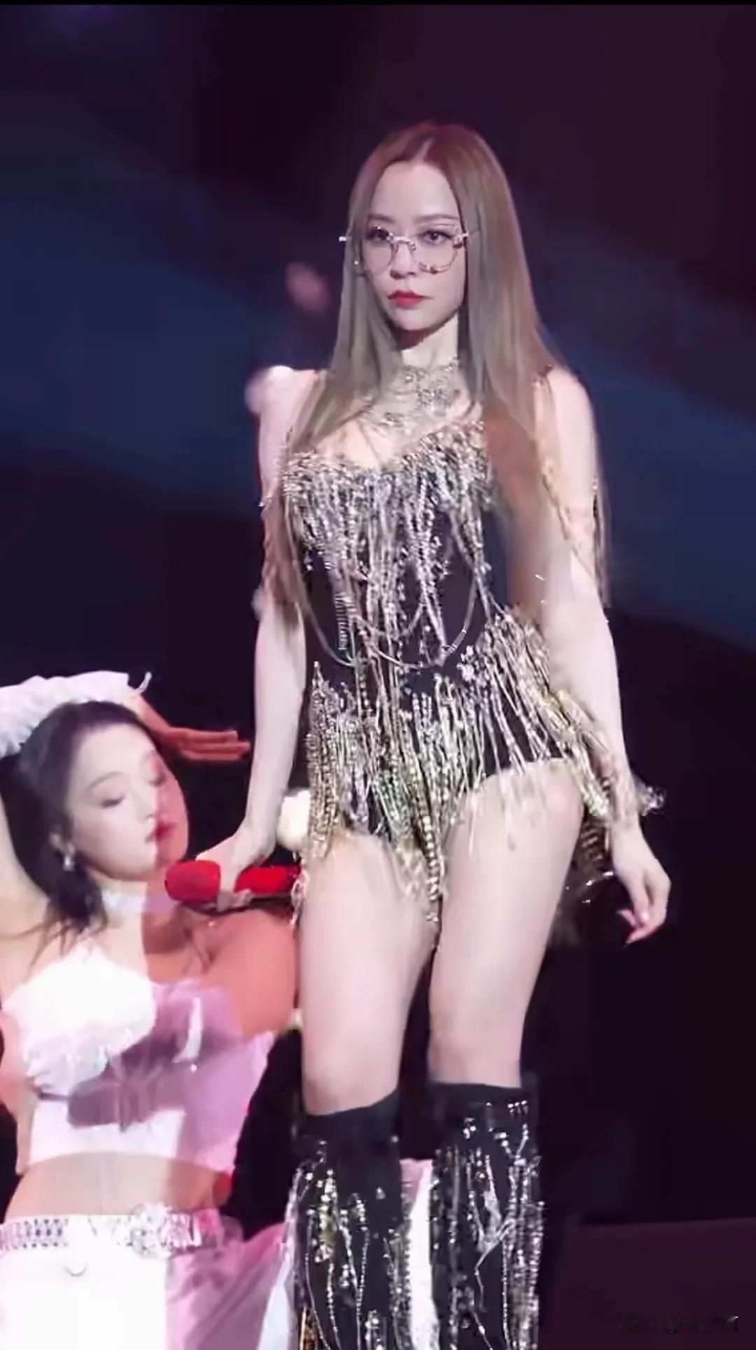 张靓颖变了！离婚后的她，变成了一只性感狂野的猫！曾经的张靓颖，是那个小心翼翼