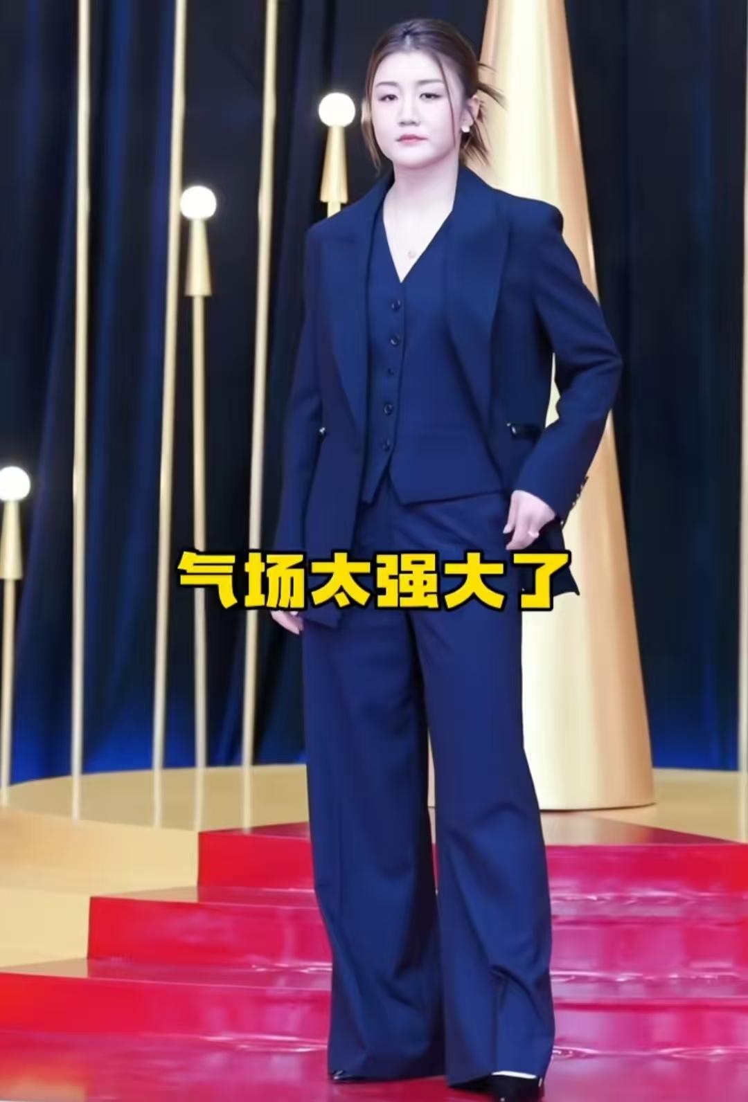 陈梦这一身西装看着还挺有派头的，退役后的她，大概会走仕途吧。也难怪背后加练也要争