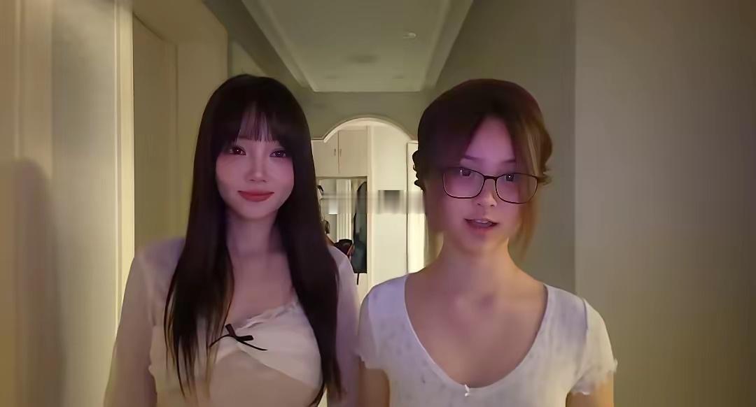 甜馨和贾乃亮过父亲节甜馨越来越漂亮了，看到跟妈妈李小璐的跳舞视频，染了温柔的浅棕
