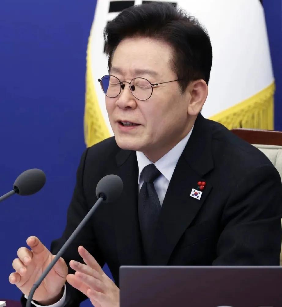 真敢说啊，韩执政党党首金民锡一声不响干了件大事，他在国会发表讲话时，直言美国一家