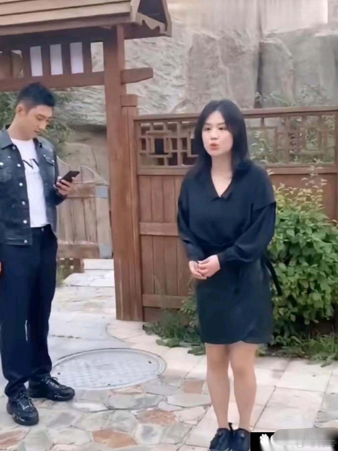 我觉着马思纯那身材才是正常女生该有的。