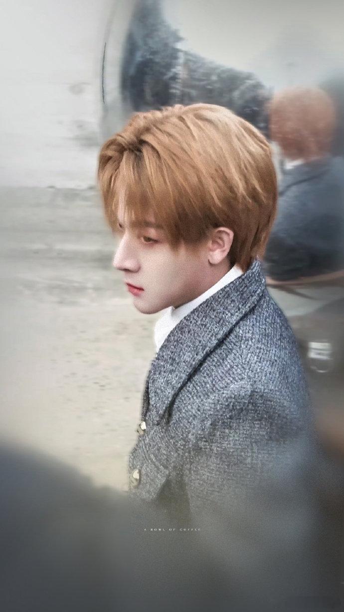 这脸还是太权威了坚守表演本真，玩转潮流表达。跟随张晚意解锁11月刊封面，诠